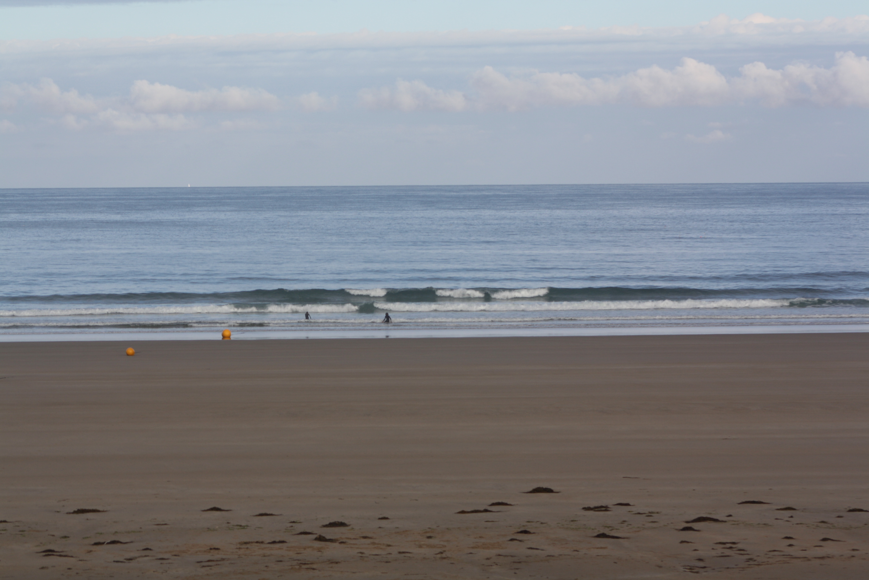 Houle en baisse vagues propres et vent faible Houle en baisse vagues propres et vent faible