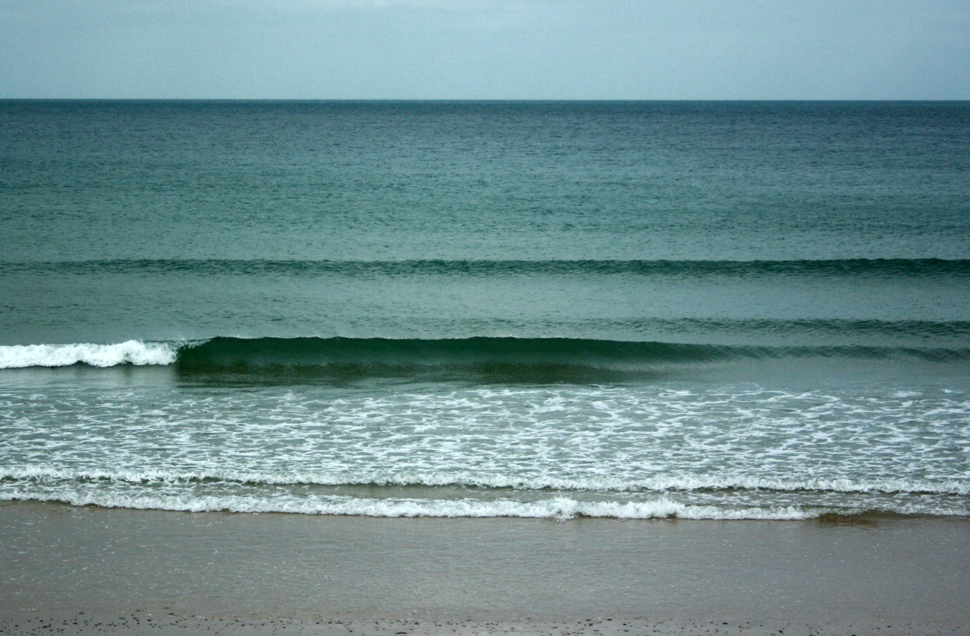 Houle NE en hausse vent NE soutenu pas de vagues à l’ouest…