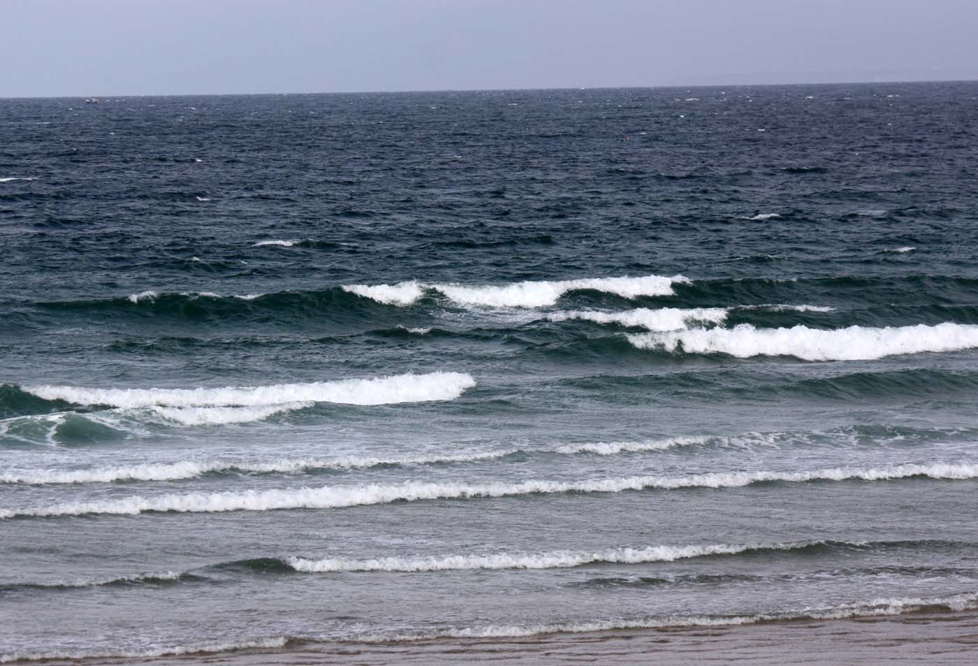 Houle d’ ONO en hausse + vent SO en hausse = vagues surfables ventées