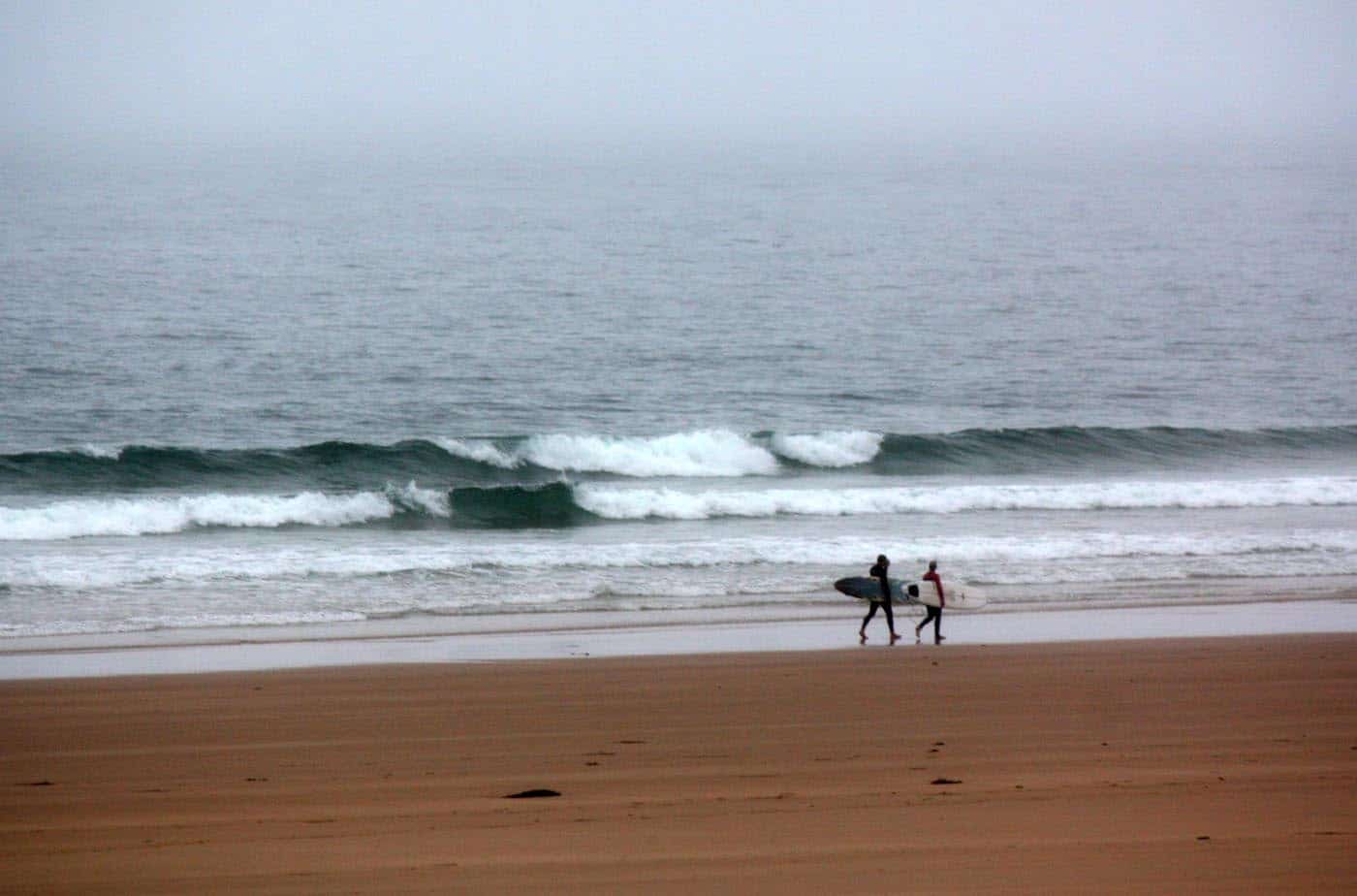 ça surf sous le crachin !! vent modéré et houle moyenne