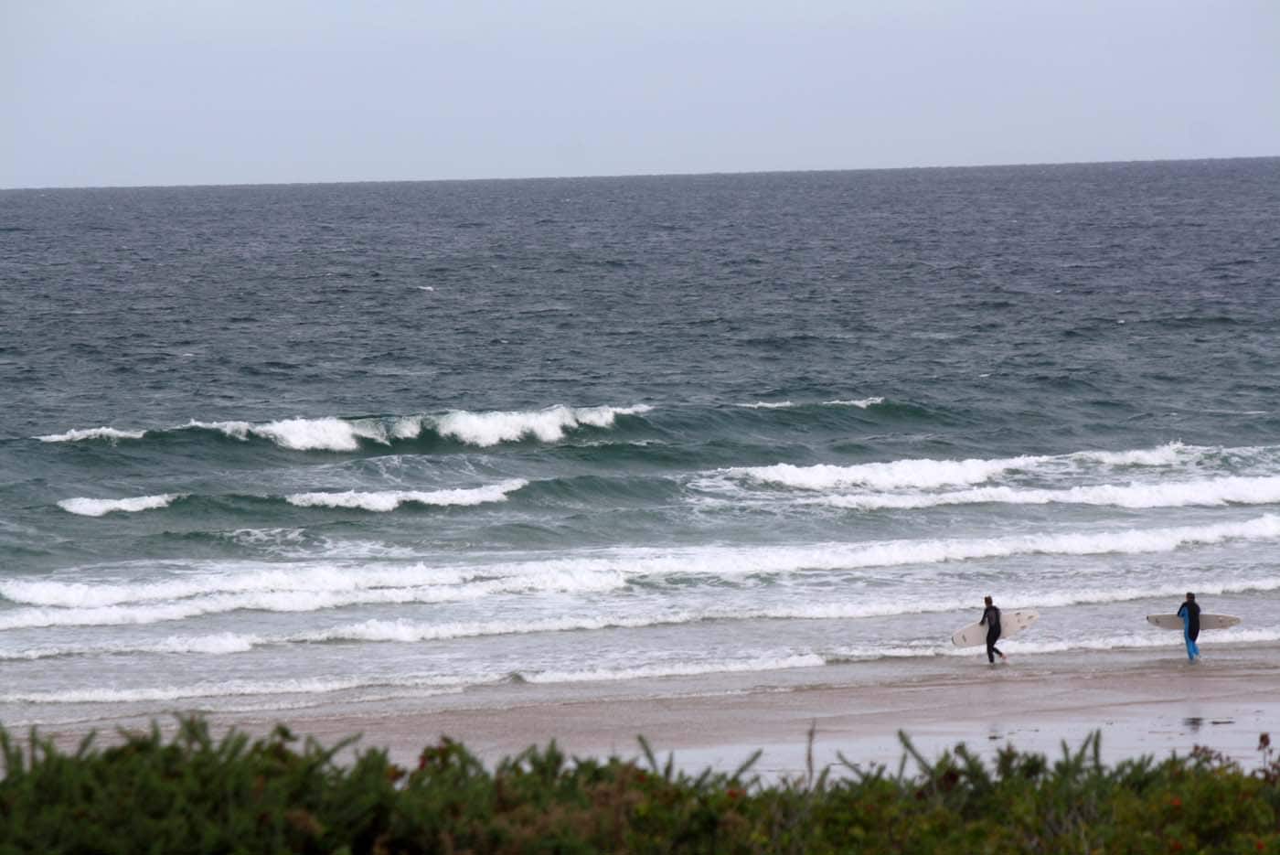 Temps couvert avec du vent, vagues ventées mais surfables