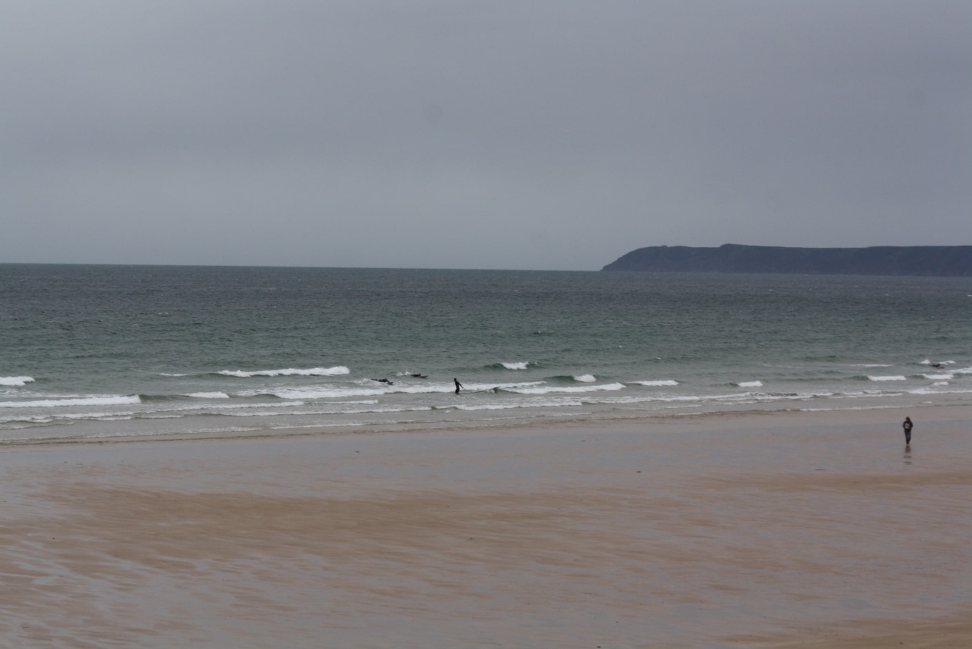 Des petites vagues ventées avec un temps couvert Des petites vagues ventées avec un temps couvert
