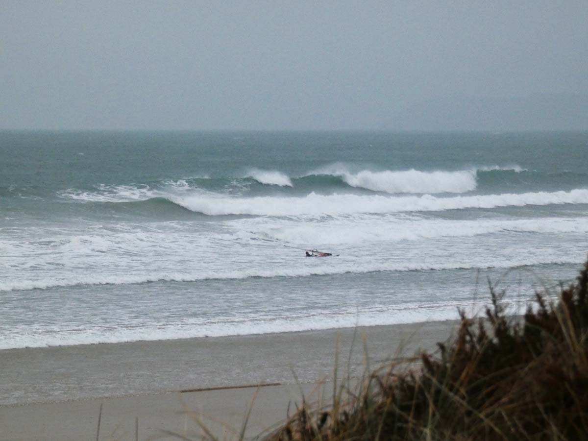 Houle longue en hausse vent S SO soutenu avec rafales surf difficile !!! Houle longue en hausse vent S SO soutenu avec rafales surf difficile !!!