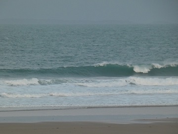 Houle longue en baisse et vent soutenu Houle longue en baisse et vent soutenu