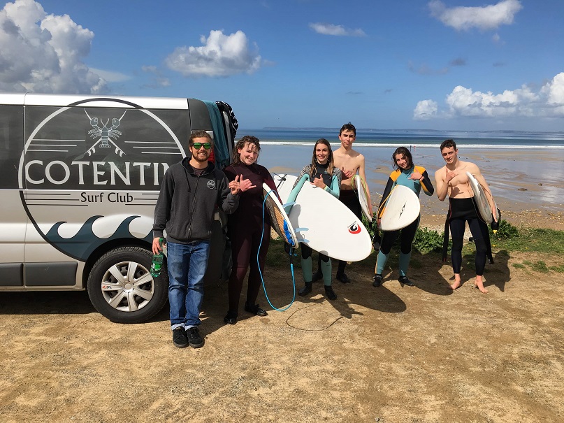 Stage de surf à La Torche pour les jeunes du Cotentin Surf Club