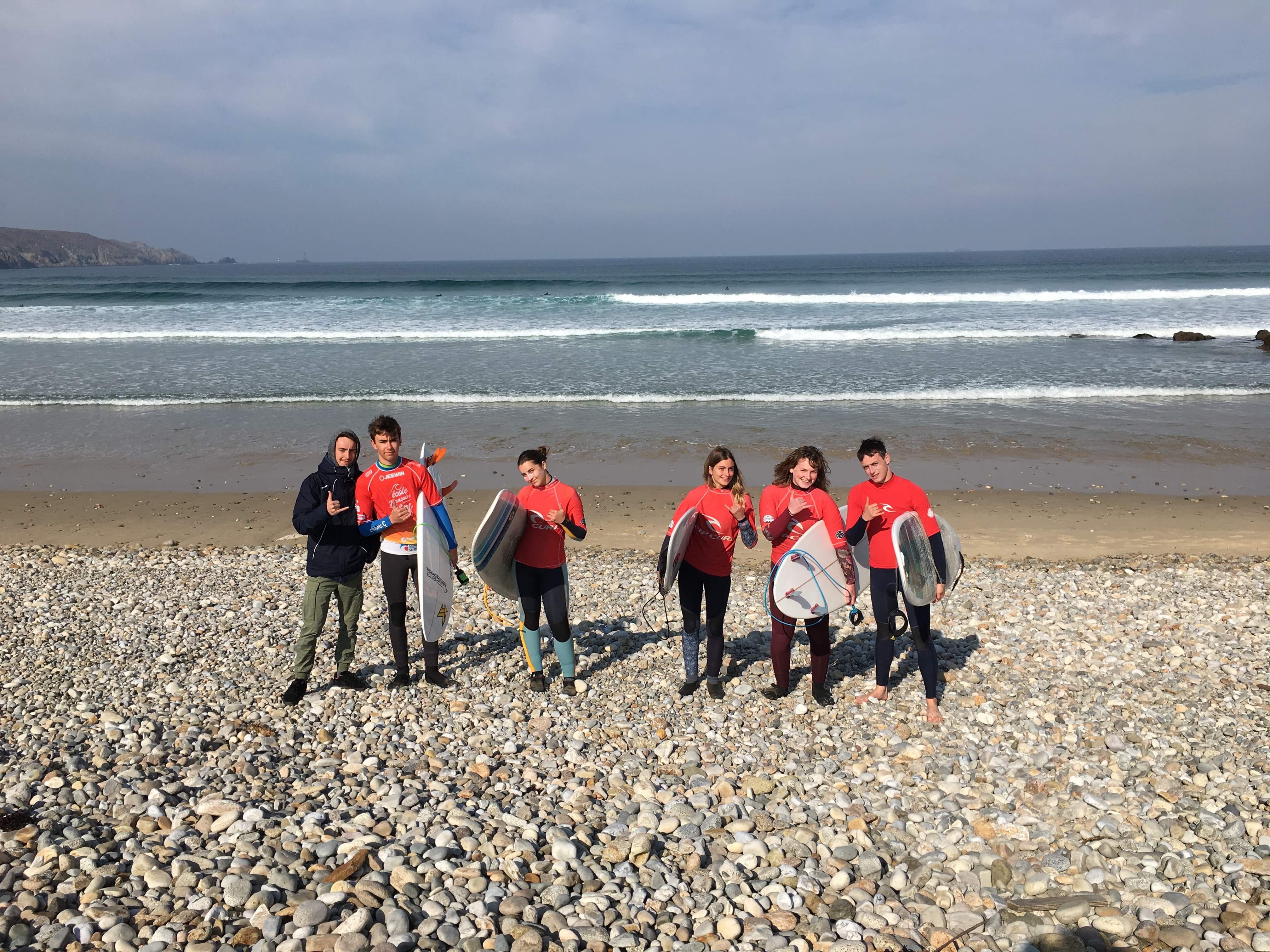 Stage de surf à La Torche pour les jeunes surfeurs du Cotentin Surf Club.