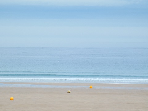 Toutes petites vagues et temps gris Toutes petites vagues et temps gris