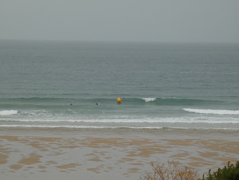 Petites vagues et ciel gris Petites vagues et ciel gris