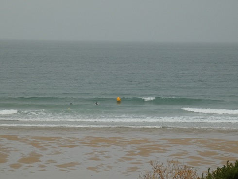 Petites vagues et ciel gris