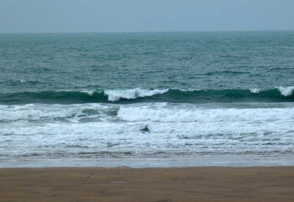 Vent + Vagues = conditions ventées mais surfables Vent + Vagues = conditions ventées mais surfables