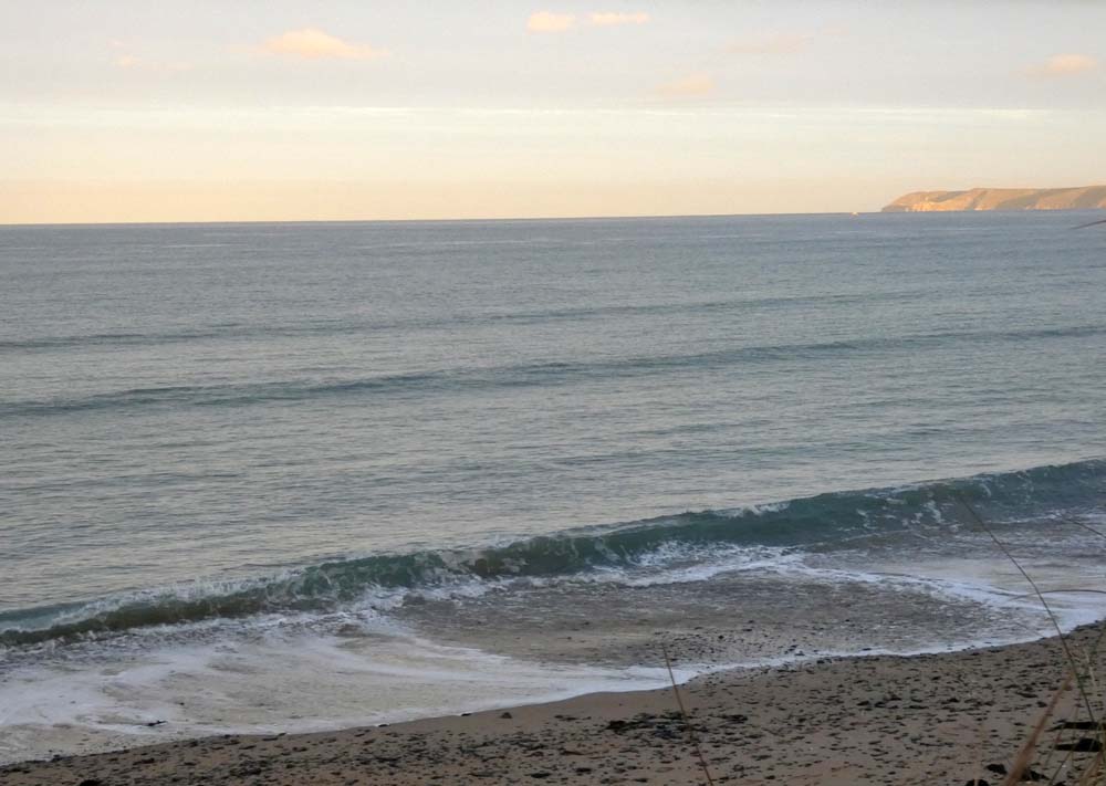 Calme plat ce matin, petite houle en hausse dans la journée vent faible à Calme plat ce matin, petite houle en hausse dans la journée vent faible à