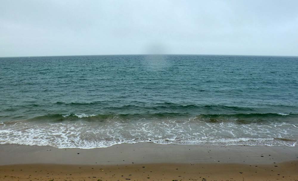 Pas de houle, pas de vagues, pas de soleil pas de surf mais un peu de vent d’ouest Pas de houle, pas de vagues, pas de soleil pas de surf mais un peu de vent d’ouest