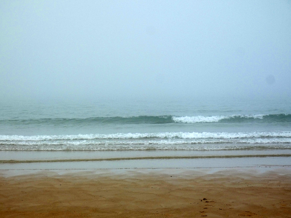 Pas de houle micro vaguelettes dans la brume Pas de houle micro vaguelettes dans la brume