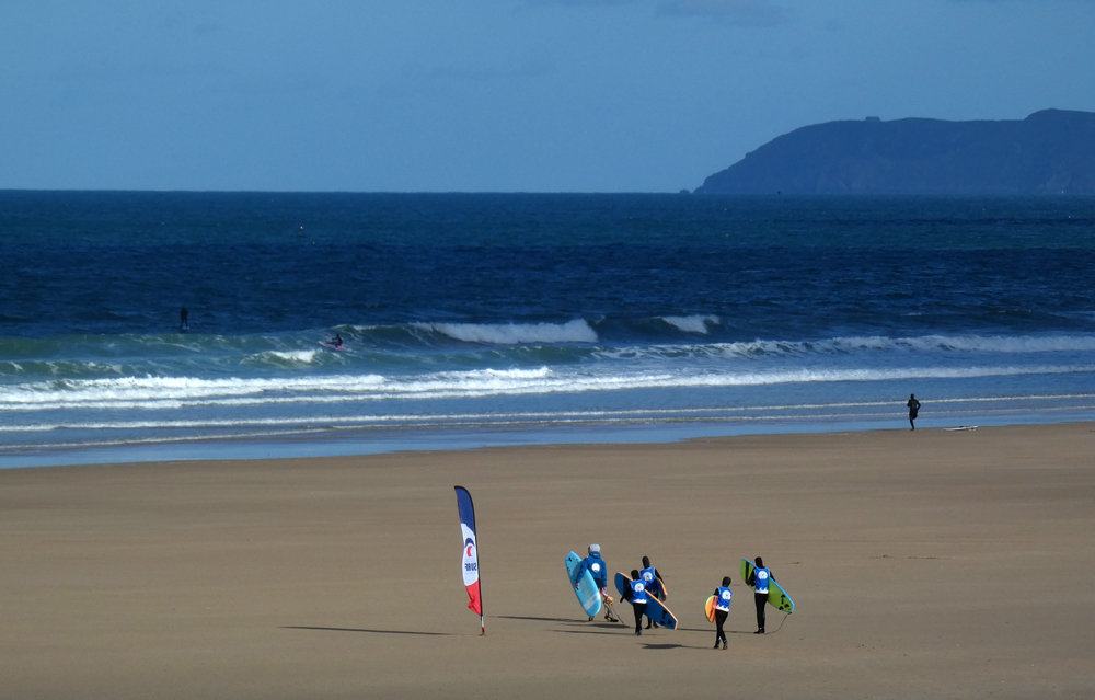 Plan d’eau agité et vagues assez molles. De quoi surfer.