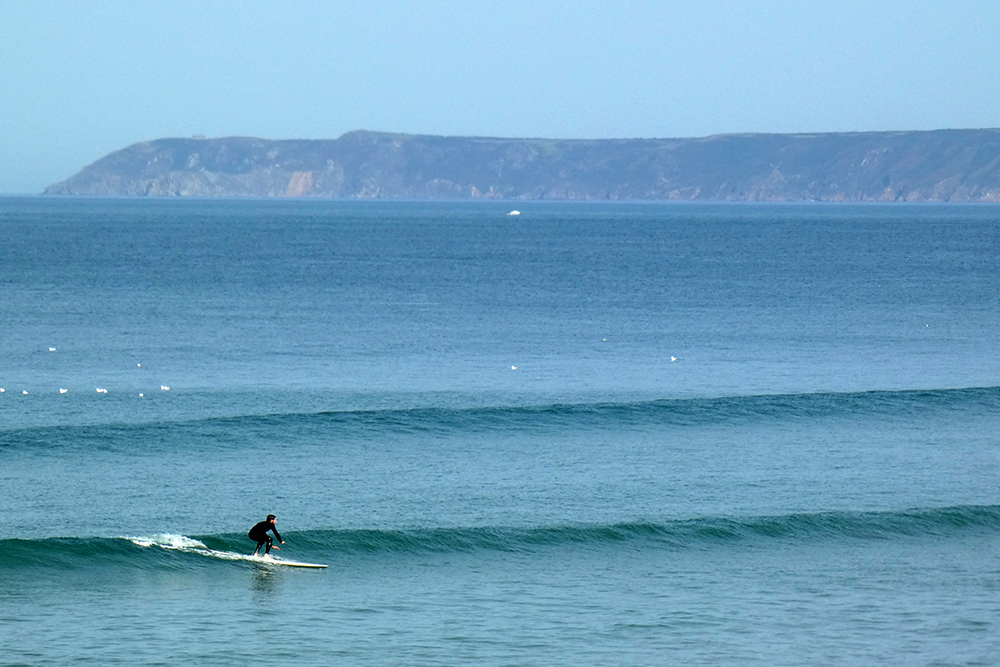 Petite houle longue propre vent ENE modéré