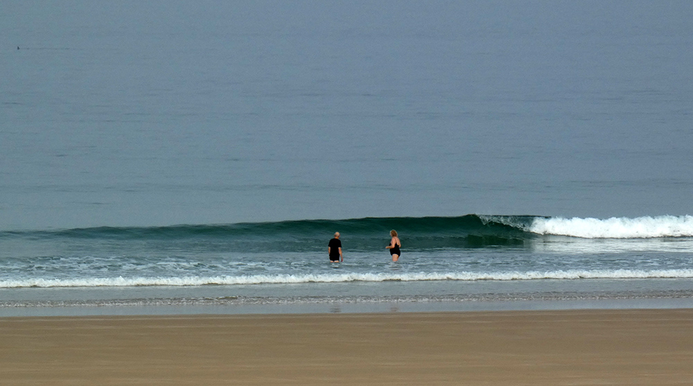 Fin de vagues mais encore un petit fond de houle, vent nul à faible NE