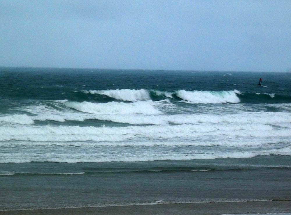 Conditions hors de contrôle fort vent et forte houle no surf à Siouville !!
